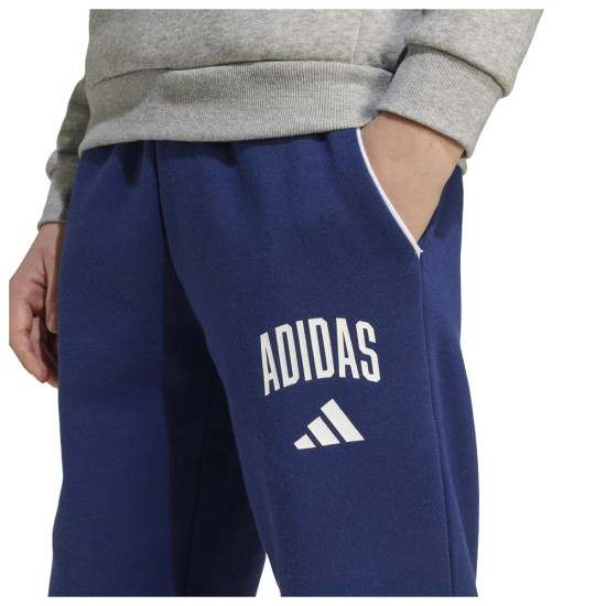 Adidas Παιδικό παντελόνι φόρμας Seasonals Essentials Collegiate Typography Fleece Pants Adidas Παιδικό παντελόνι φόρμας Seasonals Essentials Collegiate Typography Fleece Pants
